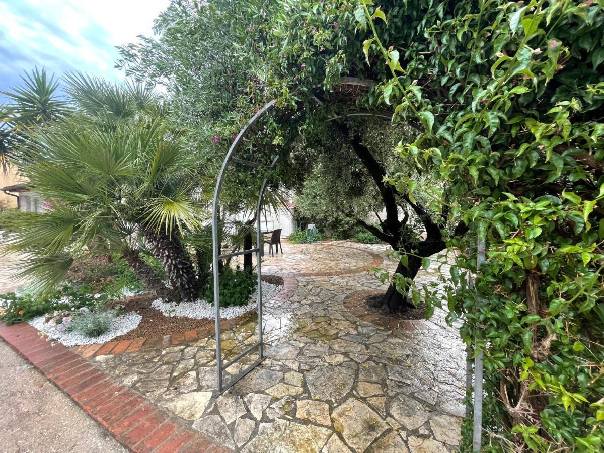Villa Paonessa Lido Di Fondi Eksteriør bilde